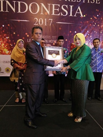 Penyerahan Piagam Anugerah Karya Pe